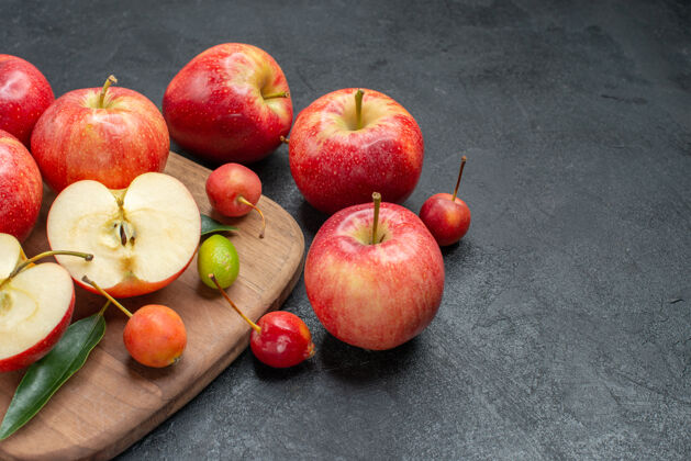 成熟侧面特写查看水果浆果板旁边的苹果树叶美味叶子水果