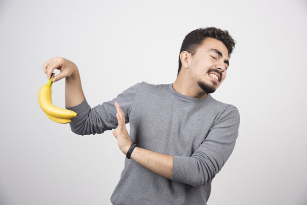 表情黑发男性拿着香蕉竖起大拇指男性微笑指向