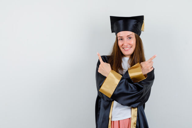 学校身着学院服的女毕业生的画像 正朝前看Cap毕业典礼骄傲