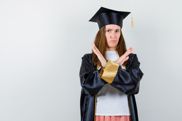 欢呼毕业的女人穿着休闲服 穿着制服 表情严肃正面视图学院表演硕士