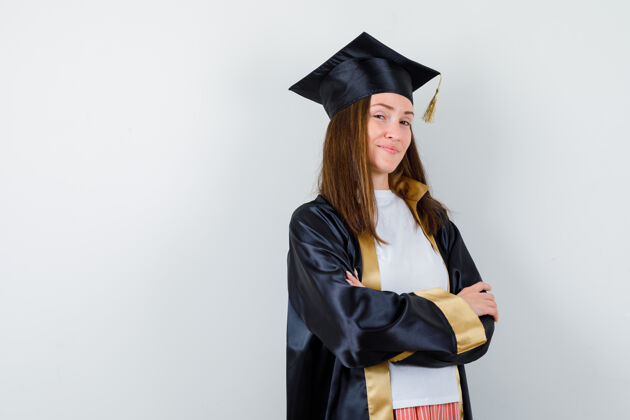 年轻女毕业生身着制服 休闲服 双臂交叉站立的肖像 看起来很自信Campus人民学校