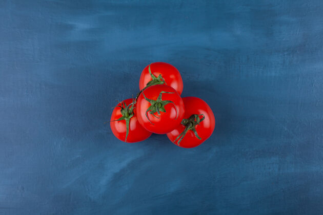 番茄健康的红色新鲜西红柿放在蓝色的表面上健康新鲜红色