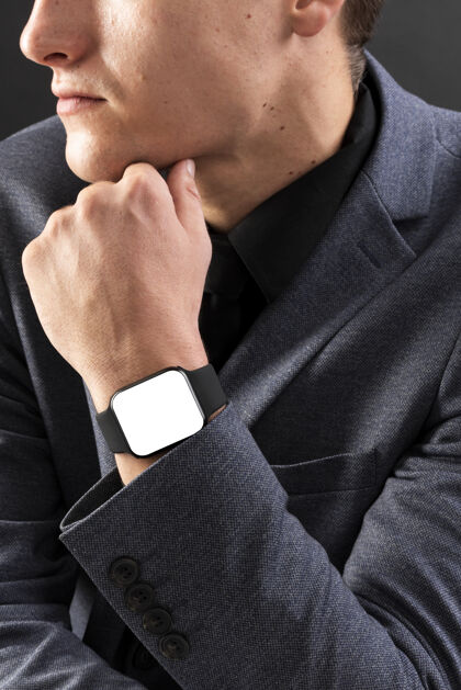 广告商人戴着智能手表技术小玩意时间商务人士正式