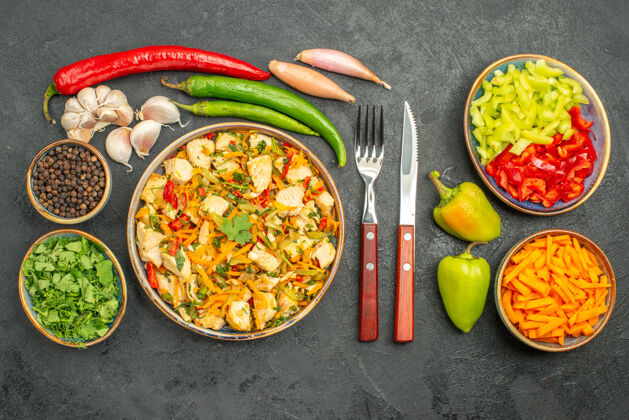 健康顶视图鸡肉沙拉与切片蔬菜上黑暗的餐桌健康餐饮食餐厅晚餐饮食
