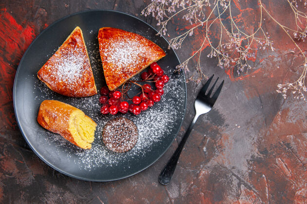 火俯瞰美味的切片馅饼 黑桌子上有红色浆果蛋糕 甜甜的馅饼容器食物锅