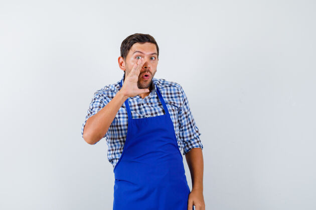 男士穿着蓝色围裙和衬衫的年轻男厨师围裙男士烹饪