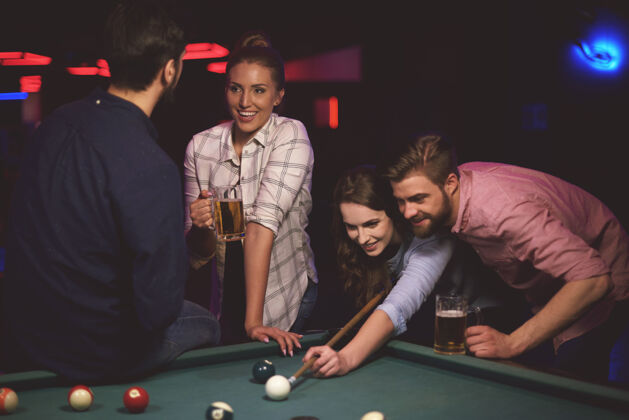 玩近距离观察年轻朋友玩台球游戏时的乐趣酒吧柜台酒吧斯诺克