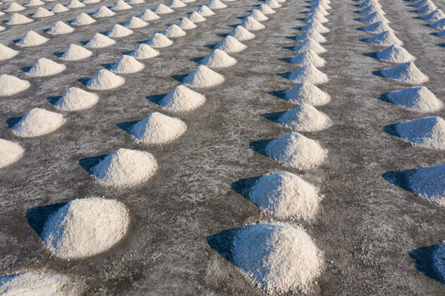 硬鸟瞰盐农场准备收获的盐 泰国农场景观海鲜