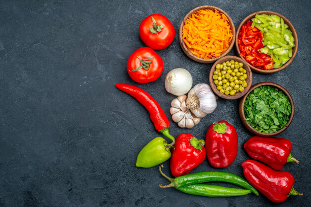 甜椒顶视图新鲜蔬菜与大蒜上深色餐桌沙拉饭成熟的颜色蔬菜洋葱食品