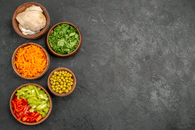 午餐顶视图沙拉配料与鸡肉和蔬菜在黑暗的餐桌上健康食品沙拉饮食胡椒粉餐厅饮食