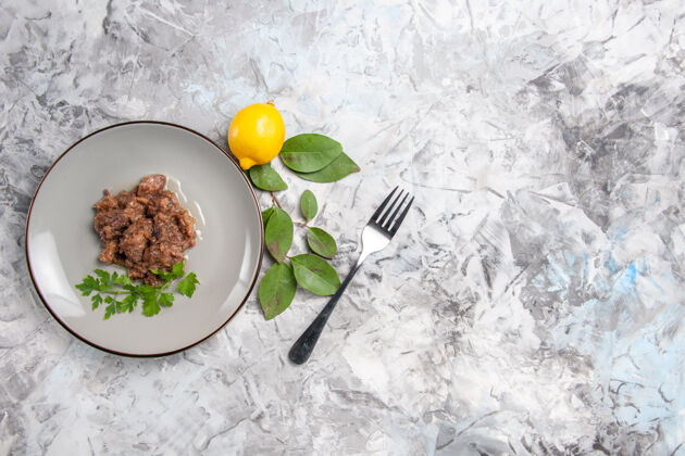盘子俯瞰美味的肉食 带酱汁 浅白的餐桌上有肉食沙拉清淡午餐