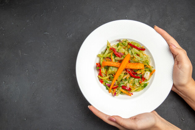 盘子沙拉俯视图一个开胃沙拉与蔬菜在盘子里在手沙拉蔬菜美味
