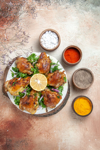 美食切菜板上柠檬香草鸡的俯视图碗里的香料香料烹饪餐厅