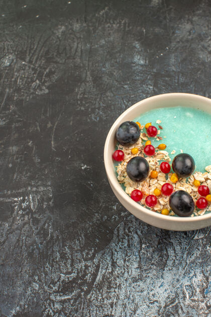 甜点浆果蓝碗开胃浆果在灰色的桌子上美味蓝莓容器