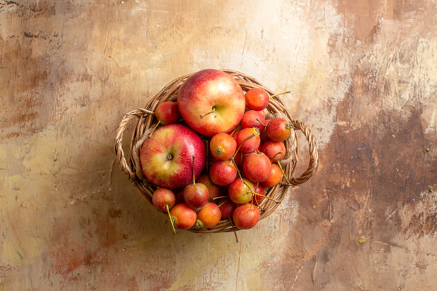 奶油浆果俯视图奶油桌上的浆果苹果木篮篮子水果成熟