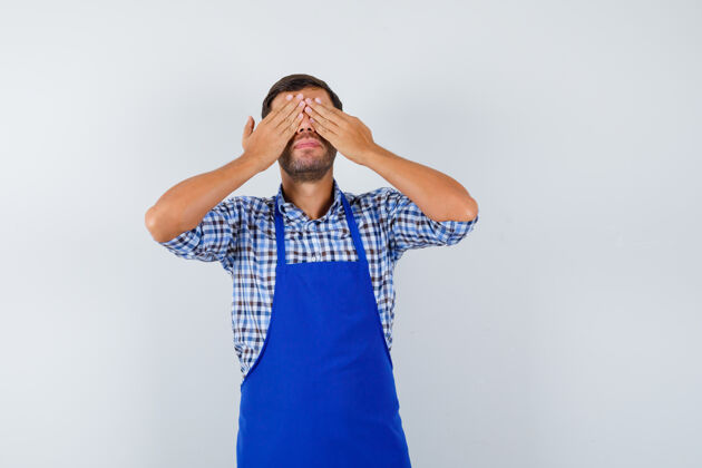 男士穿着蓝色围裙和衬衫的年轻男厨师帅哥制服成人