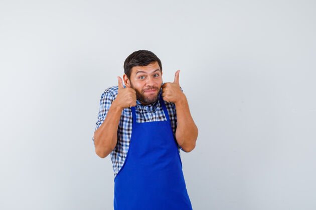 厨师穿着蓝色围裙和衬衫的年轻男厨师制服帅哥男士
