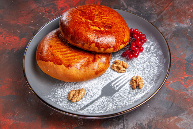 早餐前视图美味的馅饼与红色浆果在黑暗的桌子上甜甜的糕点馅饼蛋糕面包房盘子派