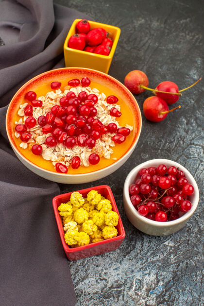 燕麦片浆果一盘燕麦片配石榴糖果浆果在桌布上浆果壁板红醋栗