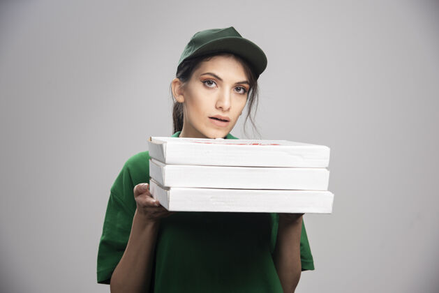 制服女信使拿着披萨盒雇员职业女性