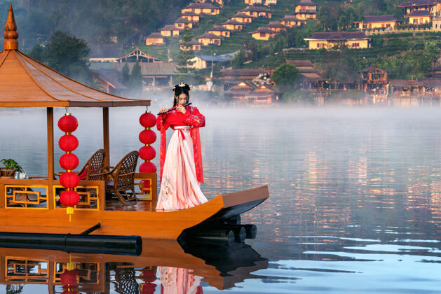 服装在泰国梅洪森省的班乐泰村 一位穿着中国传统服饰的亚洲妇女在云南船上水女士度假村