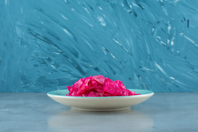 泡菜红色发酵泡菜放在蓝色的盘子里可口美味发酵