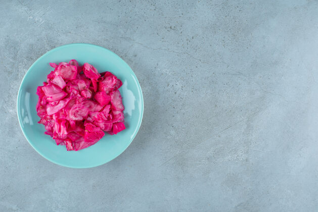风味红色发酵泡菜放在蓝色的盘子里自制美味发酵