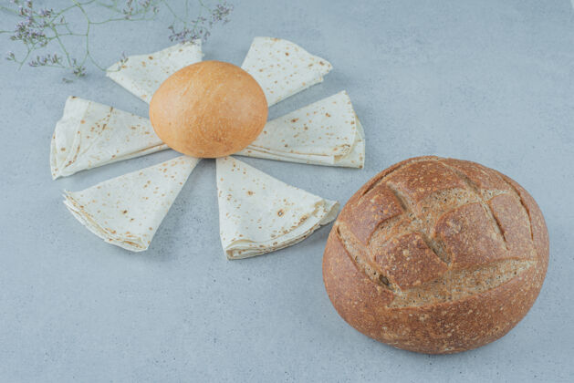 面包石头表面有各种各样的面包硬皮面包面包