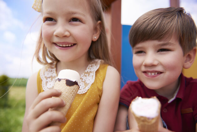 女孩特写快乐的孩子吃冰淇淋年轻快乐孩子