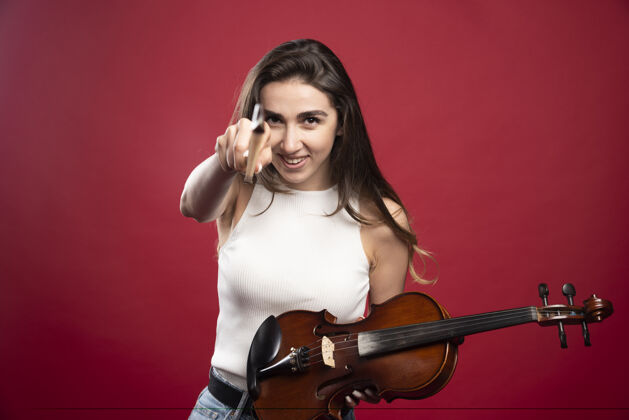 女孩手持小提琴的年轻美女模特演奏音乐家