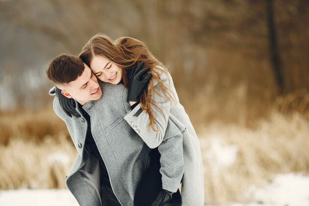 人一对夫妇在雪林中散步的生活方式照片人们在户外度过寒假白色男人自然