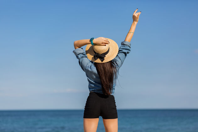 度假从后面看戴草帽的女人 背影仰望大海魅力沙滩放松