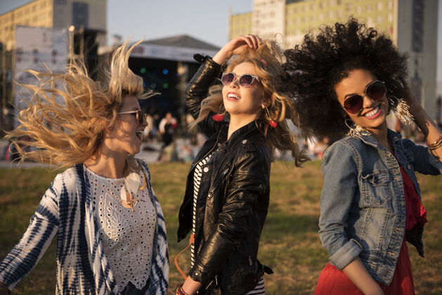 夏天疯狂的女人在音乐节上跳舞节日太阳镜女人