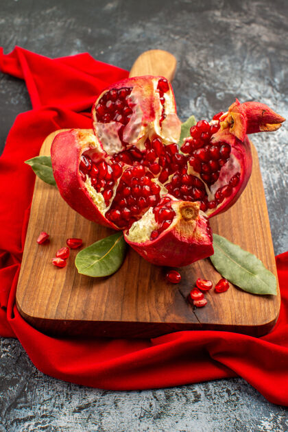 食物正面图石榴片鲜红色水果浅色桌上水果鲜红色健康前台新鲜