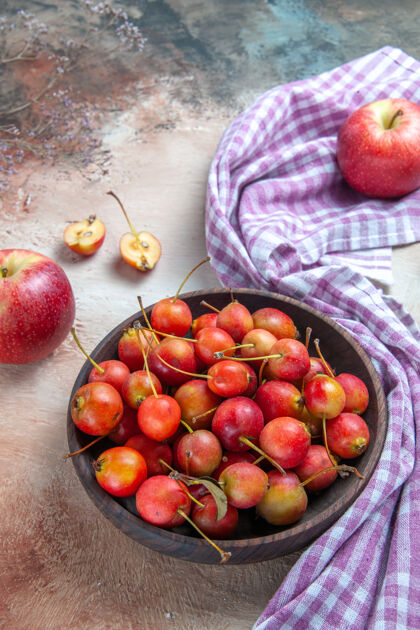 樱桃樱桃樱桃在碗里苹果在格子桌布上多汁碗美味