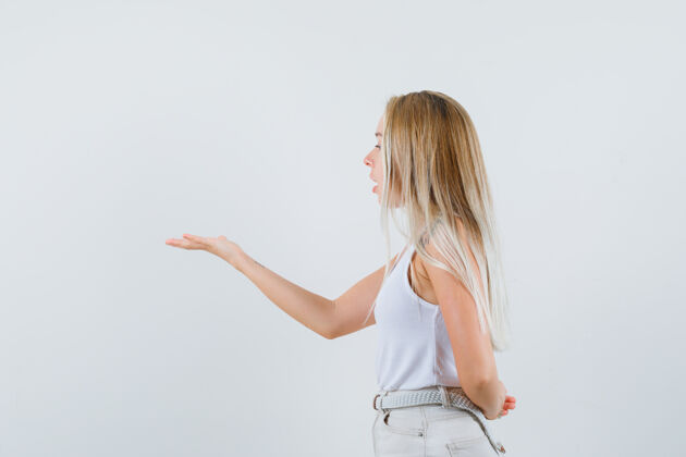 姿势一位身穿白衬衫的年轻女士举起手来 神态咄咄逼人 神情专注提高女性礼貌