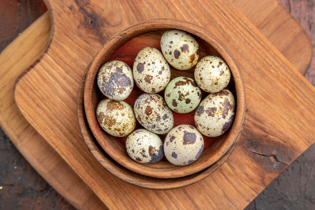 特写近距离观察木锅里的小鸡蛋有机食物小鸡蛋