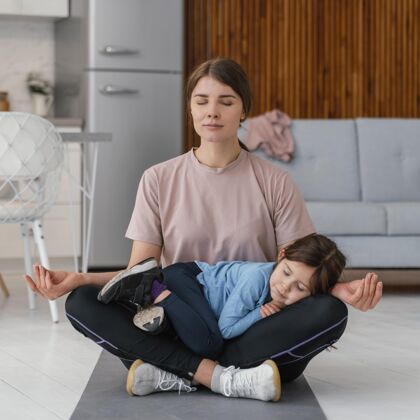 锻炼孩子和妈妈在冥想运动父母生活方式