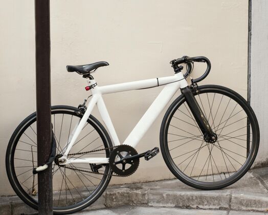 水平黑色细节的白色自行车休闲城市生活方式
