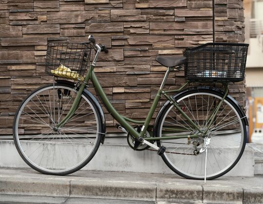 水平绿色老式自行车与篮子户外城市活动