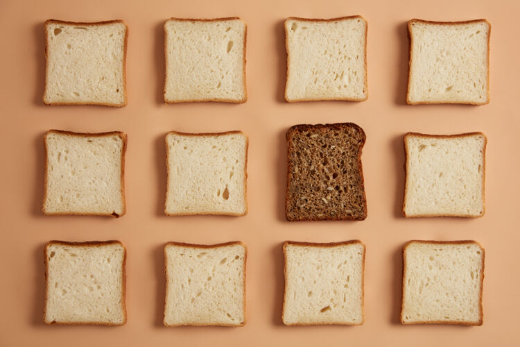 面包一套浅米色背景的白色和全麦面包片有机面粉制成的长方形面包片 一个是深色的 准备烘烤俯视图 平面图糕点食品膳食美味的干的