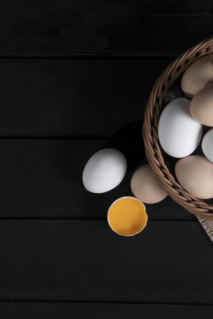 美味柳条篮子生鸡蛋在黑暗的木制表面高品质的照片生的蛋壳家禽