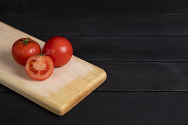 蔬菜美味的红色西红柿放在木板上高品质的照片切片天然成熟