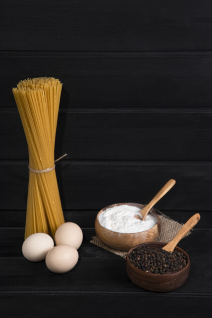 小麦生面条用绳子绑好 胡椒粉放在木桌上高质量的照片生的健康胡椒