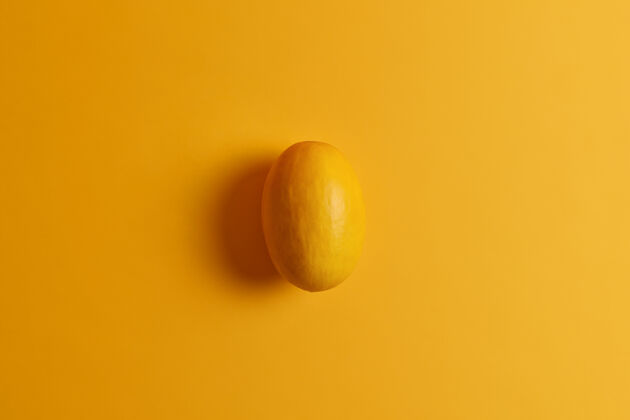 异国情调椭圆形食用黄芒果美味的异国水果甜软宜人的食用产品 为您的身体提供营养 含有天然糖多种必需的维生素和矿物质俯瞰单色好处椭圆形