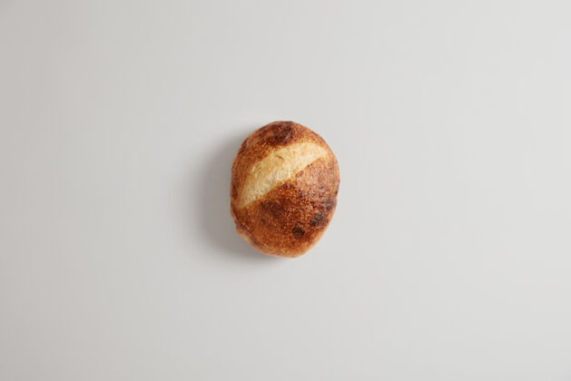 膳食单烤圆形拼音自制面包 用有机面粉烘焙 白色工作室背景隔离美食面包产品发酵的酥脆乡村面包健康饮食食物概念小麦传统烘焙