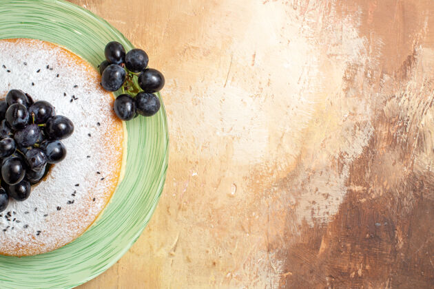 葡萄顶部特写镜头一个蛋糕一个开胃的蛋糕上的葡萄绿色盘子健康叶子新鲜