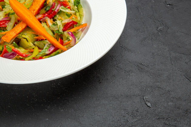 沙拉侧面特写镜头沙拉蔬菜沙拉在盘子里盘子西红柿蔬菜