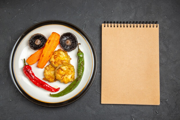 餐顶部特写查看烤蔬菜盘的开胃烤蔬菜奶油笔记本营养品肉餐厅