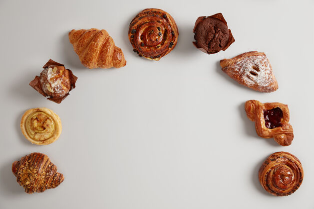 卡路里烘焙食品套装白色背景上半圆的各种美味糖果牛角包 松饼 漩涡和面包可供食用美味的甜点甜食和不健康的营养面包房早餐巧克力